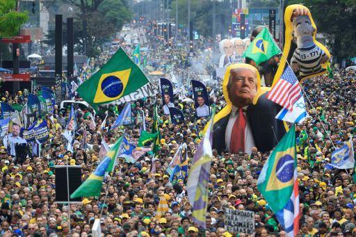 Bolsonaro arenga contra Lula y poder judicial antes de duelo presidencial en Brasil