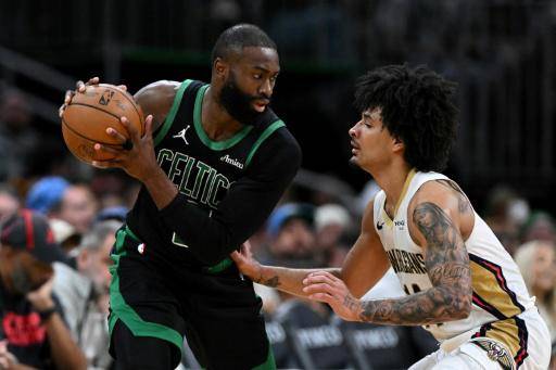 El escolta #7 Jaylen Brown, de Boston Celtics, ataca el aro ante Micah Peavy (#14), de New Orleans Pelicans, durante la primera mitad en el TD Garden de Boston, Massachusetts, el 10 de abril de 2026