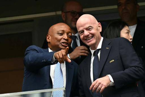 Futuro de Infantino debe decidirse en elecciones, dice patrón del fútbol africano