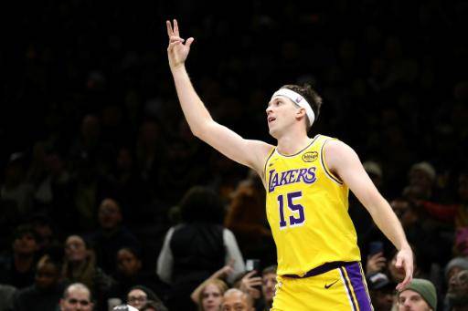 Lakers baten a Sixers pero se llevan un susto con lesión de Doncic