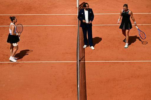Rusa Shnaider gana a ucraniana Oliynykova en duelo más allá del tenis