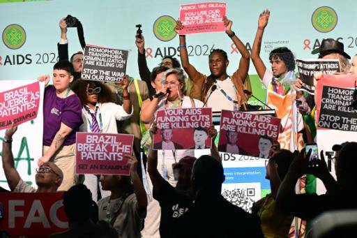 Activistas exigen en Brasil acceso a genéricos de un fármaco contra el VIH