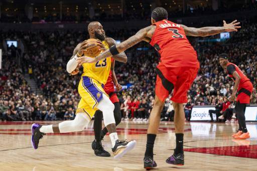 LeBron James, de Los Angeles Lakers, avanza hacia el aro durante el partido ante los Toronto Raptors el 4 de diciembre de 2025