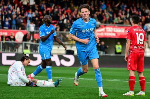 Nápoles gana 1-0 en Monza y alcanza al líder Inter de Milán