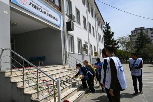 La policía turca ordena el arresto de decenas de personas por apología de dos tiroteos en escuelas