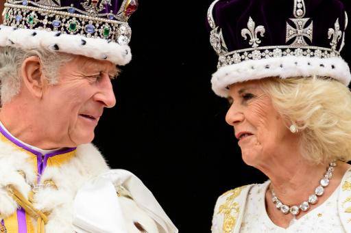 El rey Carlos III (I) del Reino Unido y la reina Camila (D) en el balcón del Palacio de Buckingham, en Londres, tras ser coronados el 6 de mayo de 2023