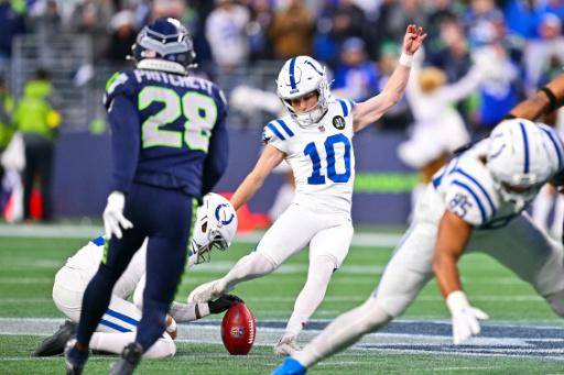 Blake Grupe, de los Indianapolis Colts, lanza un gol de campo en el partido de la NFL contra los Seattle Seahawks en el Lumen Field, en Seattle, Washington, el 14 de diciembre de 2025