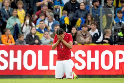 El danés Eriksen da gran susto al desplomarse en amistoso ante Ucrania