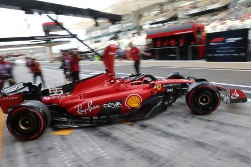 El piloto español Carlos Sainz sale del 'pit' de la escudería Ferrari durante los primeros ensayos libres para el último Gran Premio de Abu Dabi de Fórmula 1, el 24 de noviembre de 2023 en el circuito de Yas Marina