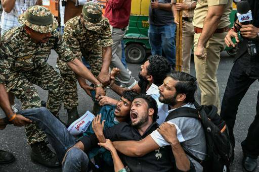 Opositores y periodistas denuncian abusos policiales durante protestas en India