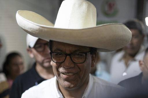 Ultraconservador y izquierdista radical pelean codo a codo el pase al balotaje presidencial de Perú