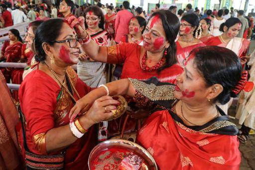 Hindúes celebran en Bangladés su mayor festividad religiosa pese al miedo a atentados