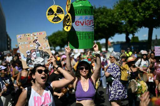 Una multitud protesta en Ginebra en la previa a la cumbre del G7 en Francia