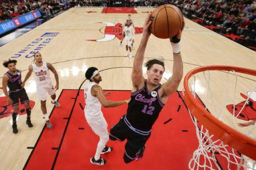 Zach Collins, de los Chicago Bulls, hunde la pelota ante los Cleveland Cavaliers en partido de la temporada regular de la NBA jugado el 17 de diciembre de 2025 en el United Center, en Chicago