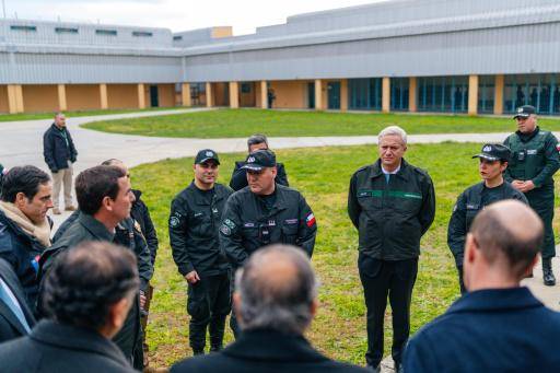 La policía de Chile traslada a casi 300 presos de alta peligrosidad a una moderna cárcel