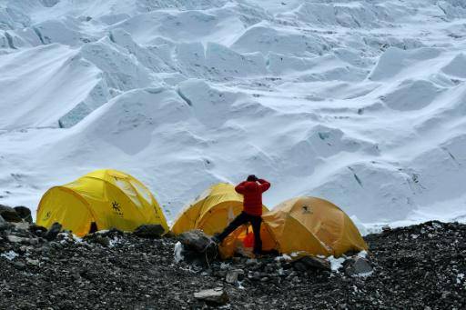 Alpinistas nepalíes reabren vía de subida al Everest rodeando un bloque de hielo gigante