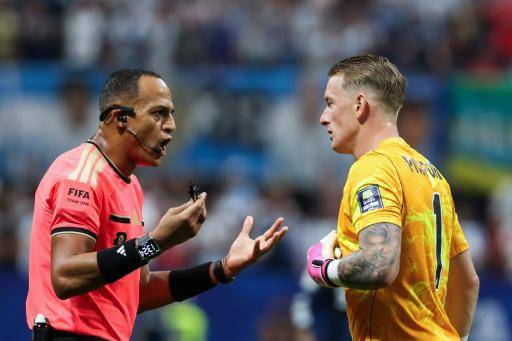 Fútbol de cuatro tiempos: el Mundial que cambió con las pausas de hidratación