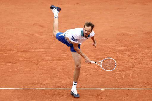 Medvedev pasa a tercera ronda de Roland Garros tras el abandono de Kecmanovic
