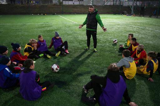 En duelo y aislados, pero libres de soñar: así es ser joven en Ucrania