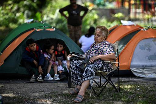 Familiares de presos políticos se instalan con fe afuera de un penal en Venezuela