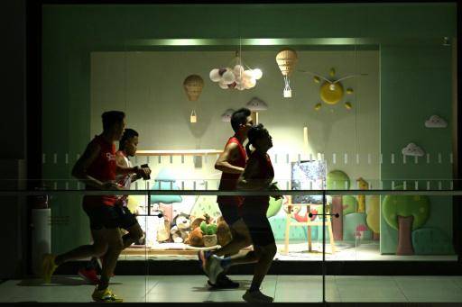 En Singapur, runners corren en centros comerciales para huir de la contaminación