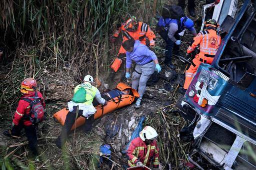 Un autobús cae a un barranco y enluta a Guatemala con al menos 52 muertos