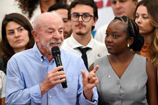 Lula, el presidente sin celular, se rinde al selfi para atraer a votantes