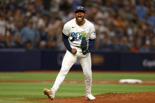 Dominicano Peralta destaca desde la lomita y Rays igualan serie ante Guardianes