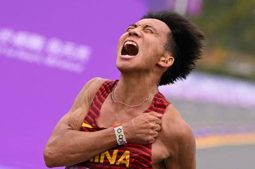 El atleta chino He Jie se impone en la maratón de los Juegos Asiáticos, en Hangzhou, China, el 5 de octubre de 2023