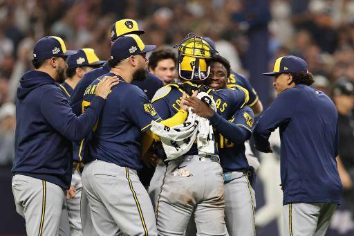 Los jugadores de los Cerveceros de Milwaukee se abrazan tras su victoria en el último partido de la Serie Mundial el 28 de octubre de 2026