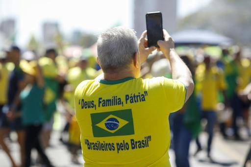 Lula y Flávio Bolsonaro lanzan ejércitos digitales para conquistar el voto en Brasil