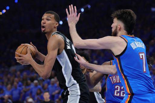 Victor Wembanyama defendido por Chet Holmgren en la victoria de los San Antonio Spurs sobre el Oklahoma City Thunder en el primer partido de la final de la Conferencia Oeste de la NBA el 18 de mayo de 2026