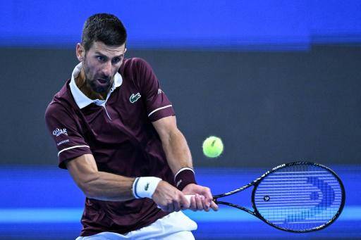 Djokovic vuelve a vencer y avanza de ronda en Pekín