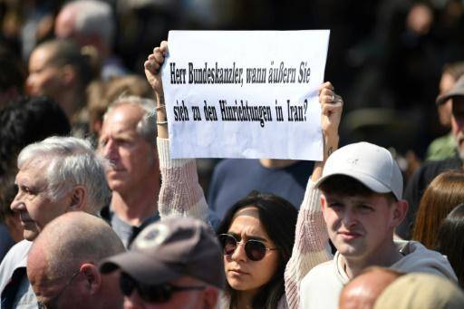 Una mujer demanda al canciller de Alemania que se pronuncie sobre las ejecuciones en Irán, el 12 de mayo de 2023 en Bremen