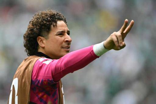 El mexicano Memo Ochoa celebra su histórico récord de seis Copas del Mundo