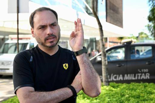 El expresidente brasileño Bolsonaro sale de prisión e ingresa al hospital para una cirugía