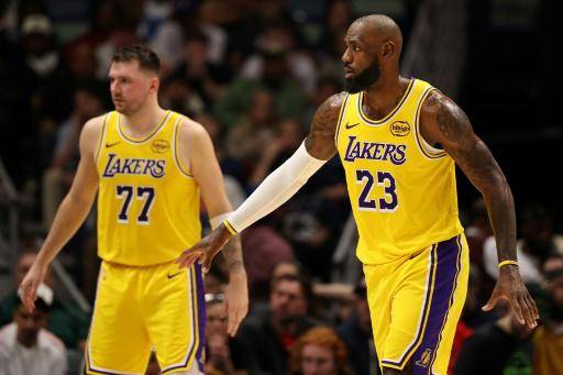 Doncic y LeBron propulsan a Lakers y Spurs tropiezan en Memphis