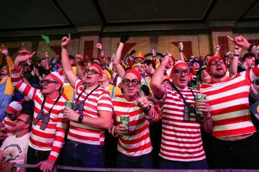 Un espíritu de carnaval impregna el Mundial de dardos en Londres