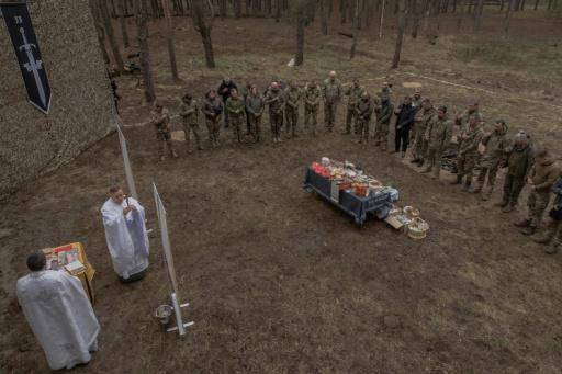 Un capellán para vivos y muertos en el campo de batalla en Ucrania
