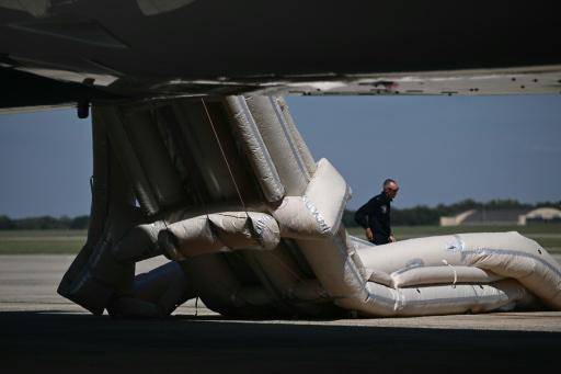 El avión catarí de Trump se retrasa por la inspección de la rampa de evacuación