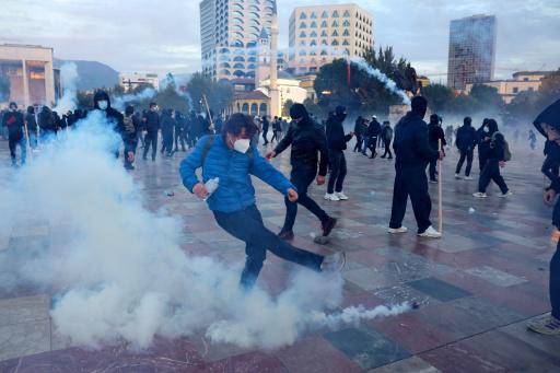 Manifestantes y policía chocan en Albania durante una nueva protesta contra la corrupción