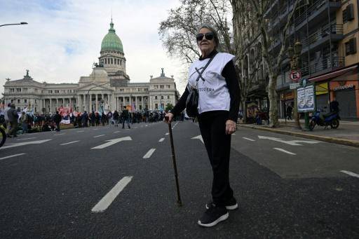 Jubilados en la trinchera: la protesta semanal que desafía al gobierno de Milei