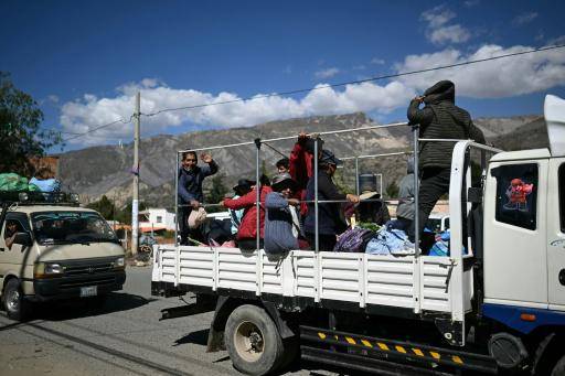 Fuertes choques entre policías y manifestantes en el desbloqueo de una ruta en Bolivia