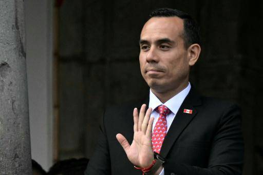 El presidente de Perú niega cualquier delito antes de un voto de destitución del Congreso