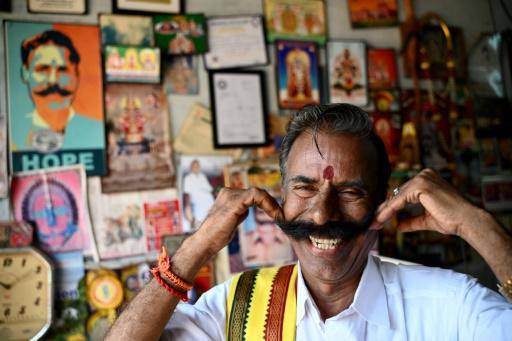 El rey de las elecciones K. Padmarajan posa sonriente en su oficina en Mettur, en el estado de Tamil Nadu del sur de la India, el 23 de marzo de 2024