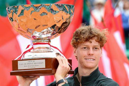 El tenista italiano Jannik Sinner celebra su victoria en el torneo de Montecarlo contra Carlos Alcaraz el 12 de abril de 2026.