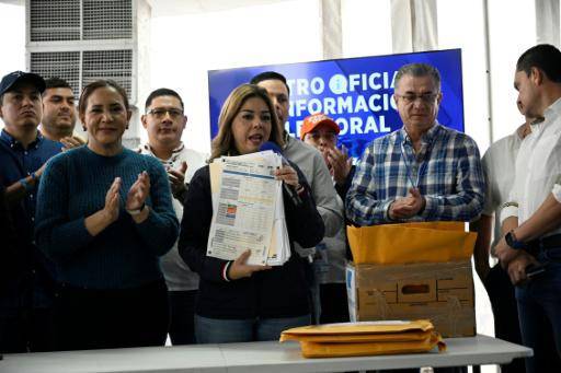 María Antonieta Mejía, candidata a la vicepresidencia, muestra unas actas electorales que indican la victoria de Nasry Asfura en el departamento del Valle en los comicios presidenciales de Honduras, el 3 de diciembre de 2025 en Tegucigalpa