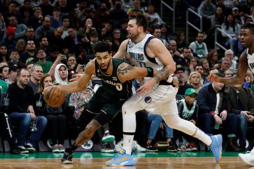 Tatum lidera a los Celtics en triunfo ante los Mavericks en la NBA