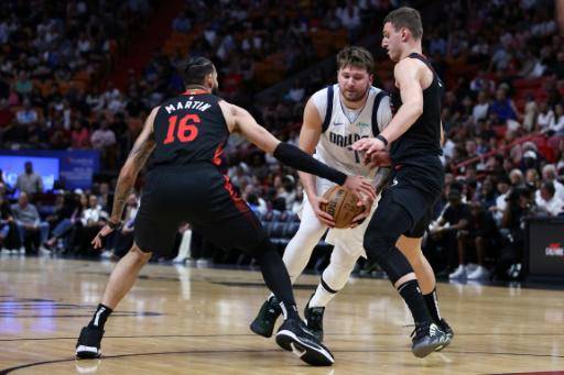 Los Mavericks de Doncic vencen a Heat y jugarán playoffs contra Clippers