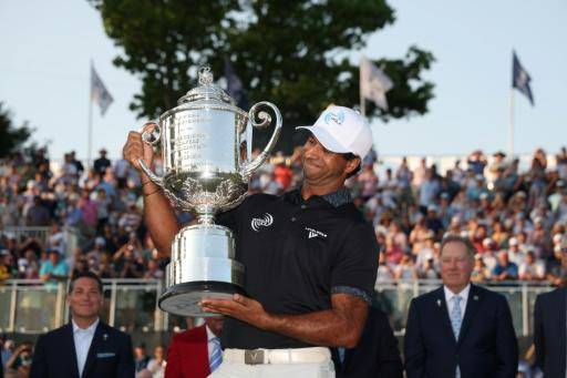 El inglés Aaron Rai celebra con el Trofeo Wanamaker tras ganar la ronda final del Campeonato de la PGA en el Aronimink Golf Club el 17 de mayo de 2026 en Newtown, Pensilvania
